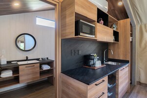 Luxury Σκηνή | Μπάνιο | Ντουζιέρα, δωρεάν προϊόντα προσωπικής περιποίησης, πιστολάκι μαλλιών