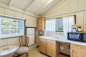 Studio (Cottage with Kitchenette) | Cuisine privée | Réfrigérateur, cafetière/bouilloire, serviettes en papier