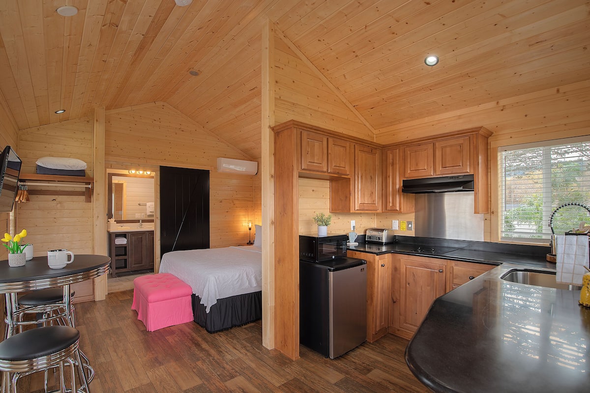 Deluxe Studio Cottage with Kitchenette | Private kitchen | Fridge, coffee/tea maker, paper towels