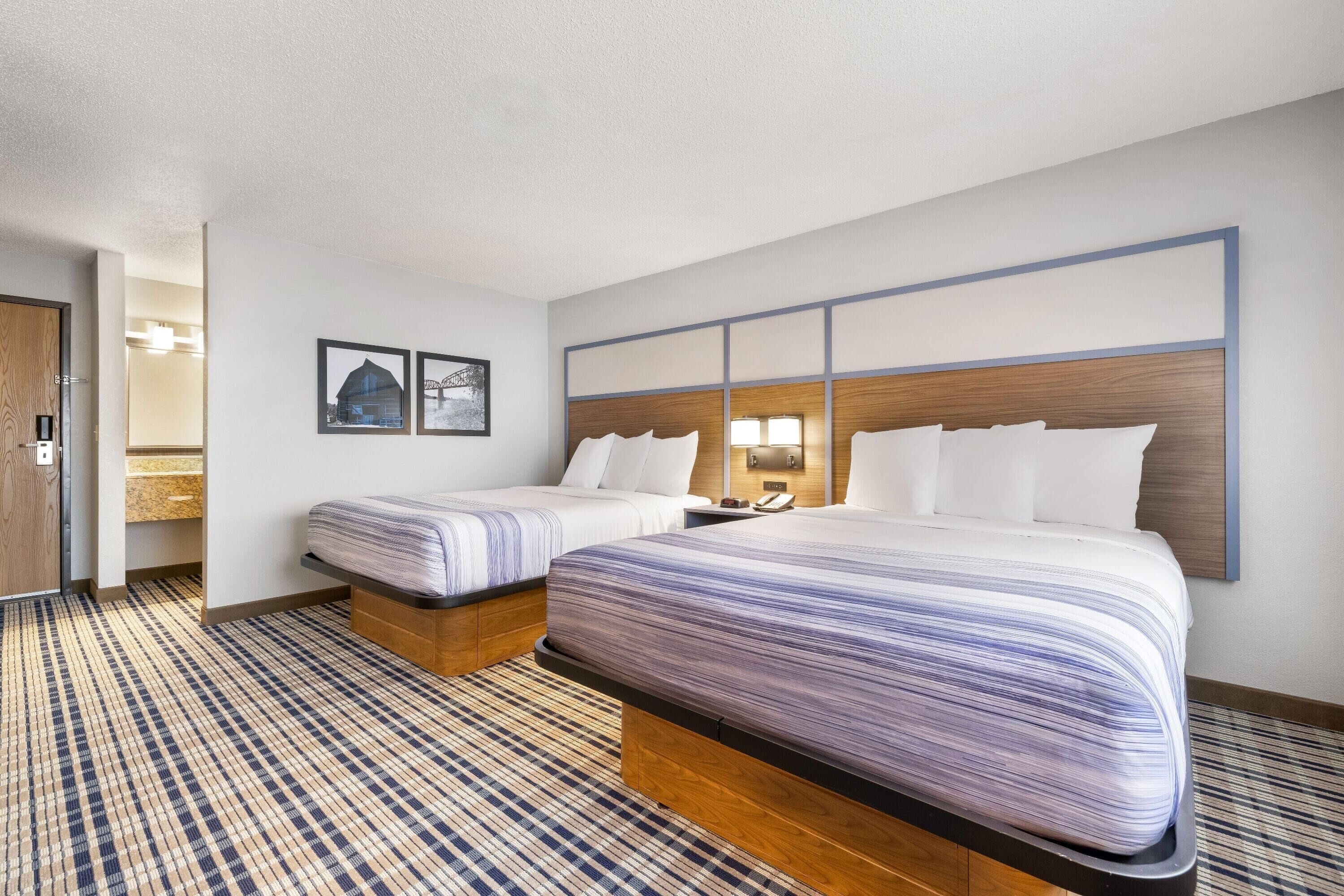 Chambre, 2 grands lits, non-fumeurs | Bureau, espace de travail pour ordinateur portable, rideaux occultants