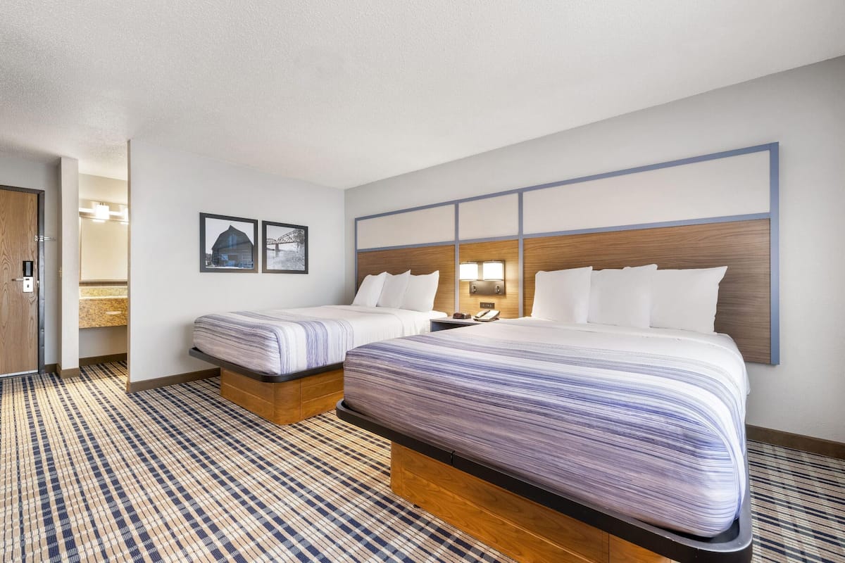 Chambre, 2 grands lits, non-fumeurs | Bureau, espace de travail pour ordinateur portable, rideaux occultants