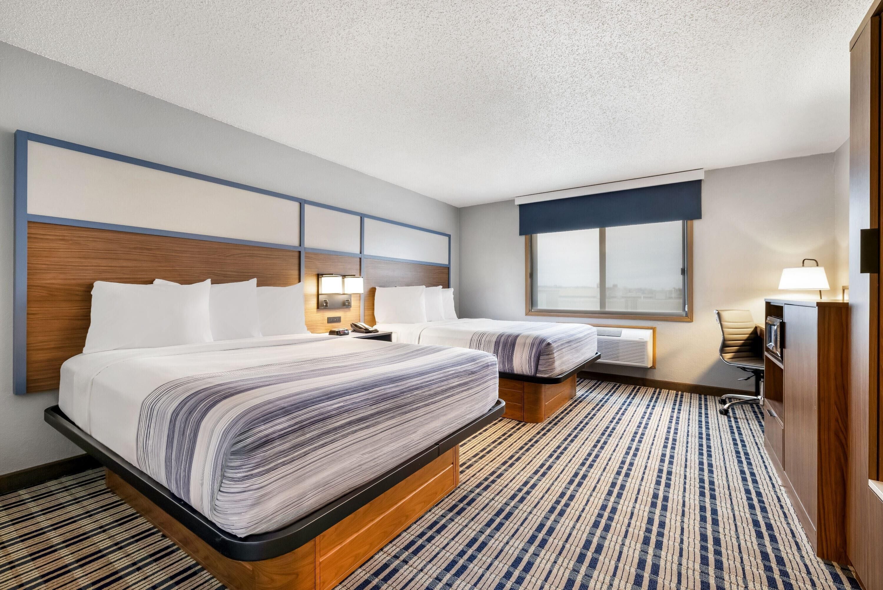 Rom, 2 queensize-senger, ikke-røyk | Skrivebord, skrivebord for bærbar PC, blendingsgardiner og lydisolert