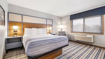 Room, 1 Queen Bed, Non Smoking | Desk, laptop workspace, blackout drapes, soundproofing