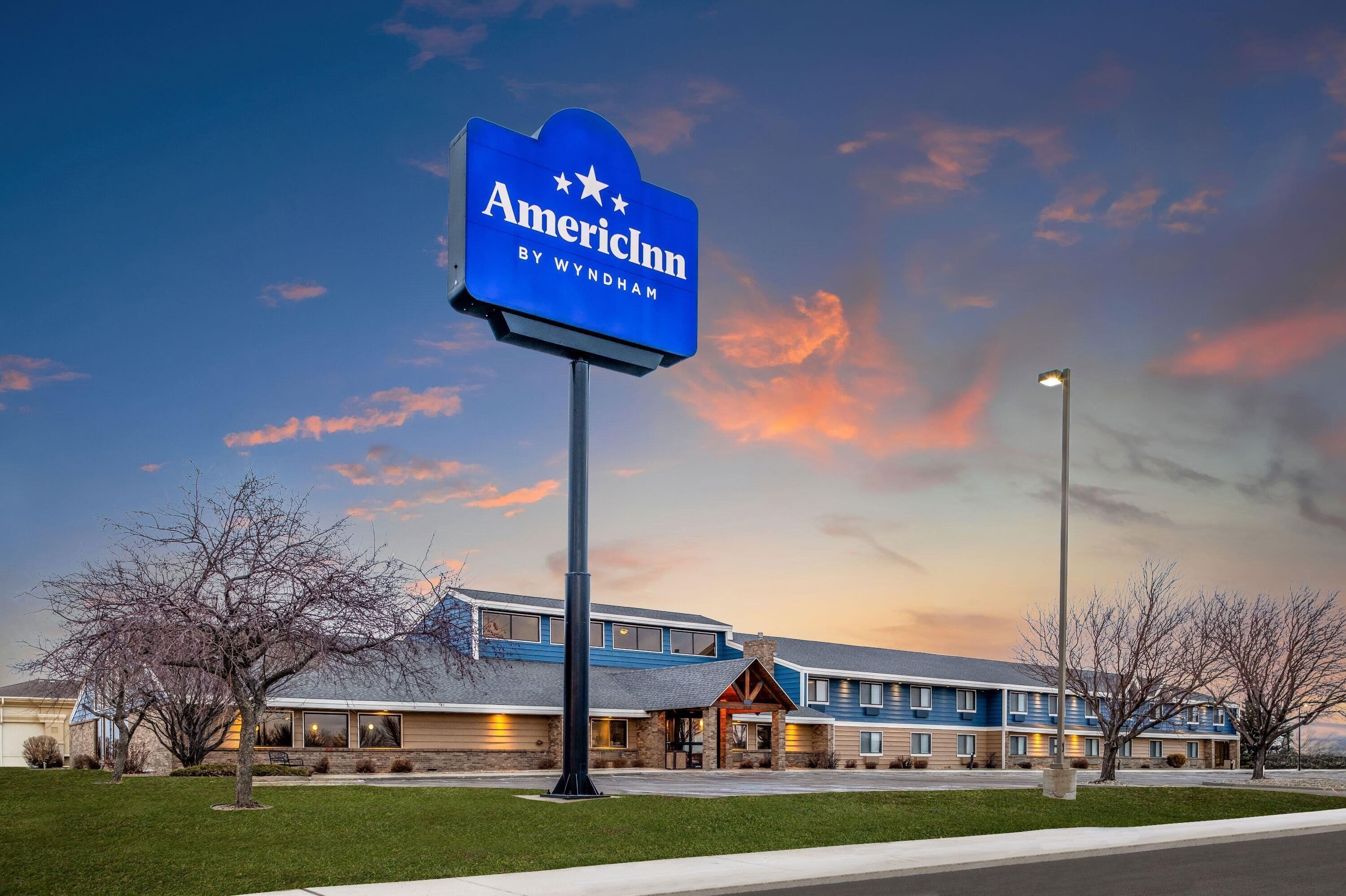 A hotel sign with "American Inn by Wyndham" written on it.