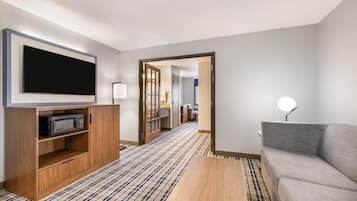 套房, 1 张特大床, 无烟房 (One-Bedroom) | 办公桌、笔记本电脑工作区、遮光窗帘、隔音