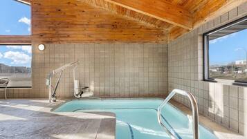 Innendørsbasseng og solsenger