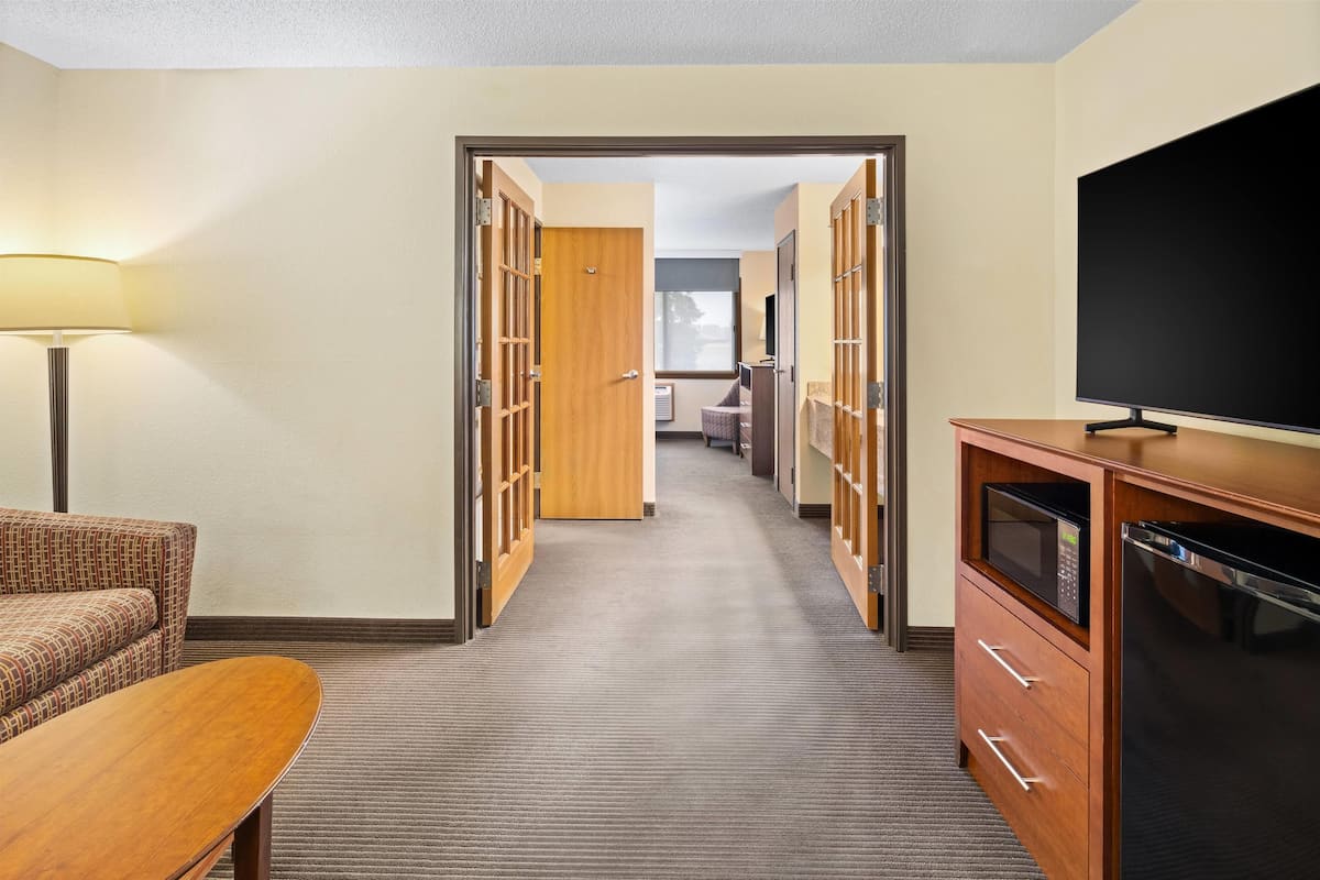 Suite, 1 King Bed, Non Smoking (One-Bedroom)