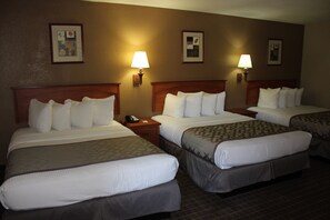 Premium bedding, desk, laptop workspace, blackout curtains - Cajon Pass Inn (Phelan)