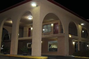 Fachada de la propiedad por la tarde o noche