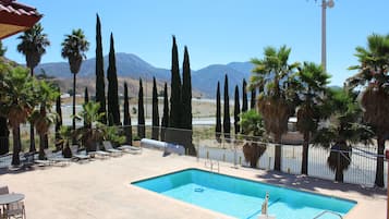 Piscine extérieure, chaises longues