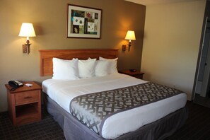 Premium bedding, desk, laptop workspace, blackout curtains - Cajon Pass Inn (Phelan)