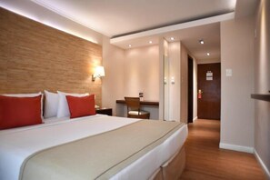 Luxe beddengoed, bedden met traagschuimmatrassen, een minibar