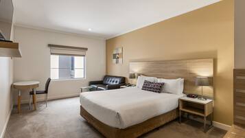 Executive Queen Room (No View) | In-room safe, desk, laptop workspace, blackout drapes