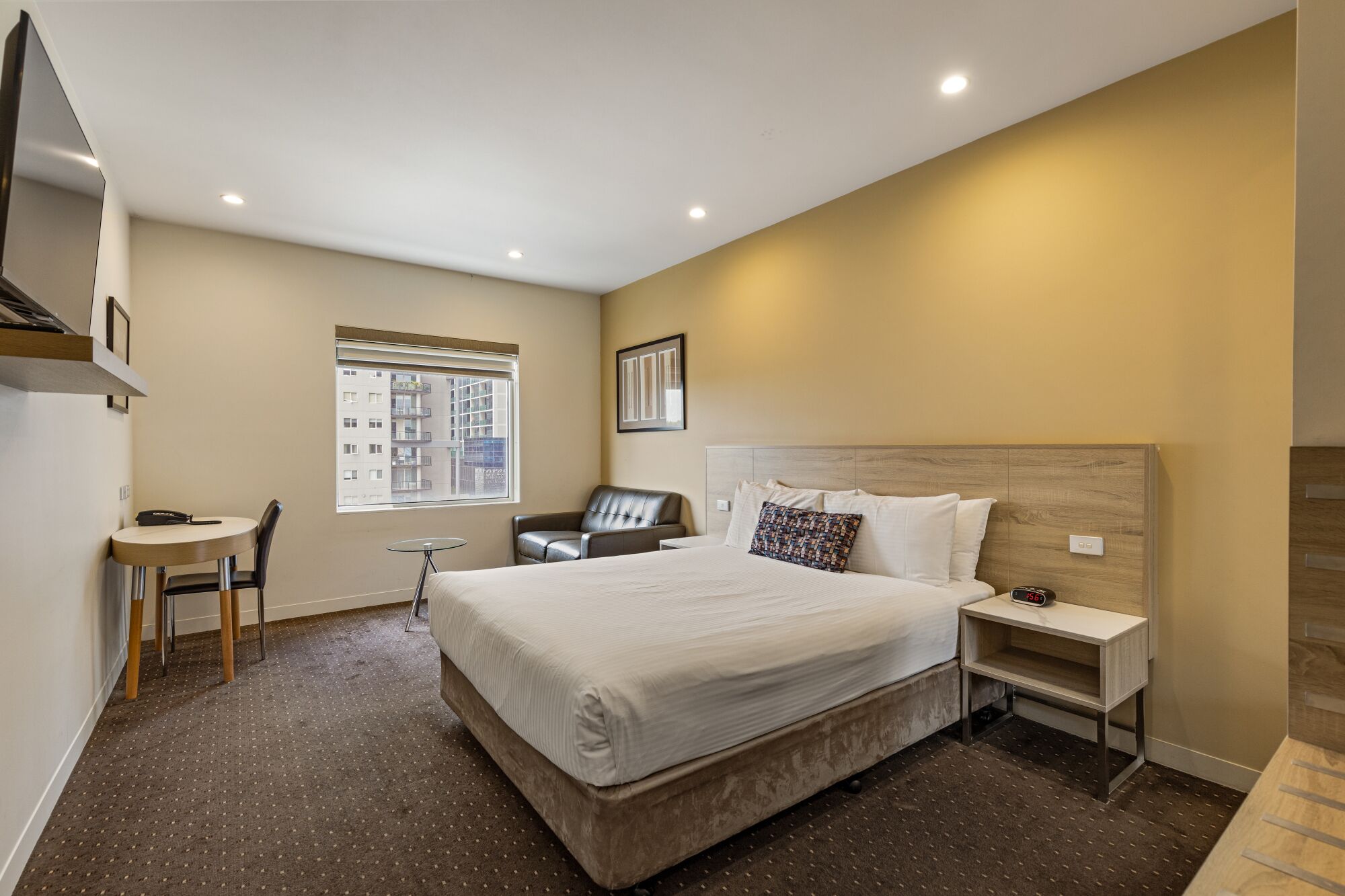 スタンダード ルーム クイーンベッド 1 台 シティビュー | セーフティボックス (室内)、デスク、ノートパソコン用作業スペース、遮光カーテン