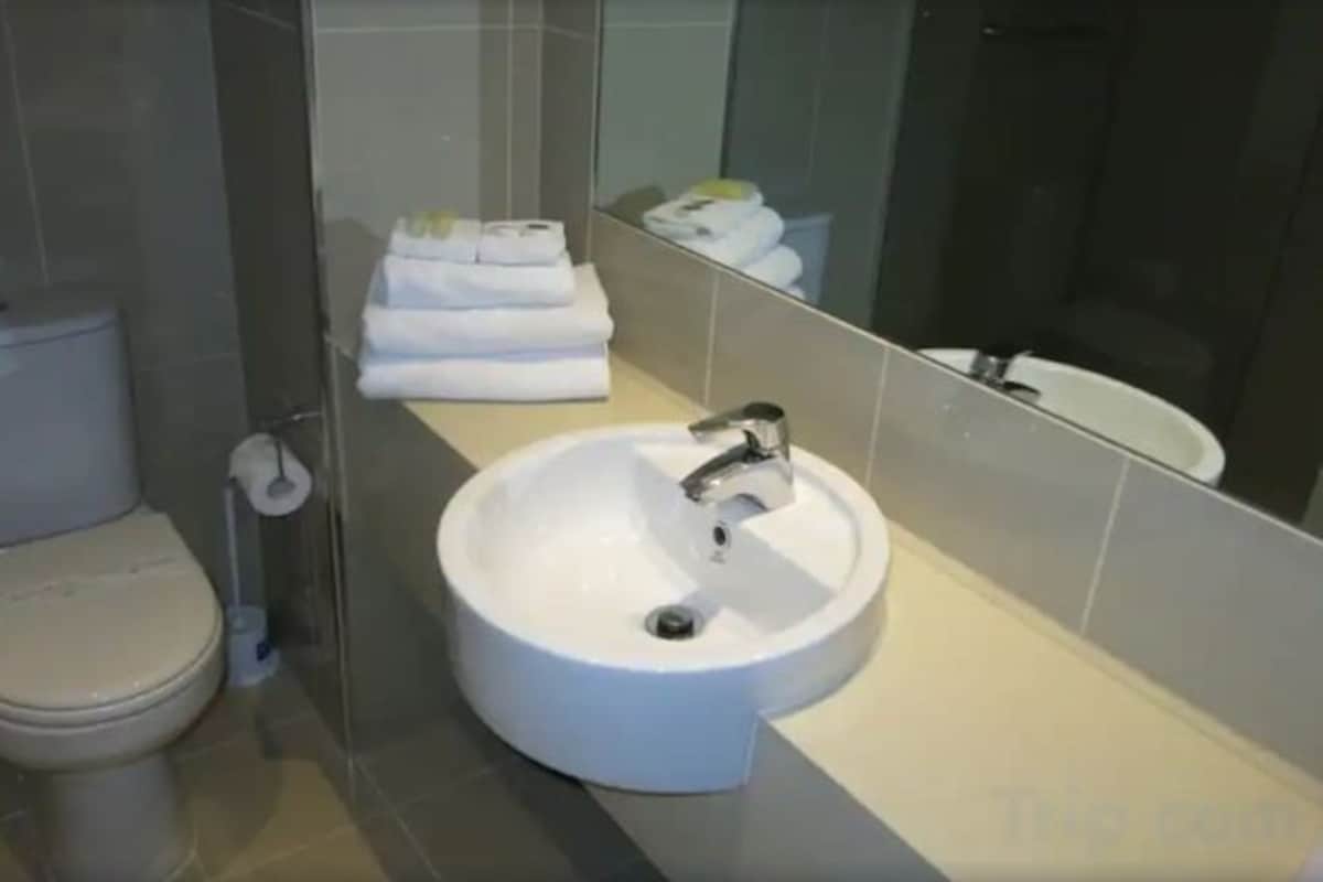 Chuveiro, produtos de toalete grátis, secador de cabelo