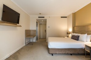 Quarto executivo, 1 cama Queen | Cofres nos quartos, escrivaninha, espaço de trabalho para notebook