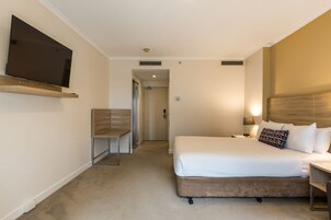 Quarto executivo, 1 cama Queen | Cofres nos quartos, escrivaninha, espaço de trabalho para notebook