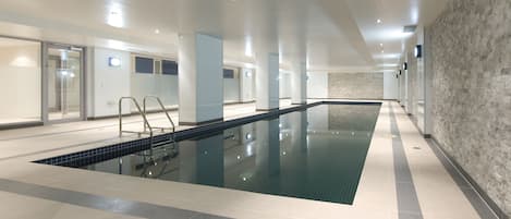Inomhuspool med öppettider 06.00 till 21.00, och solstolar