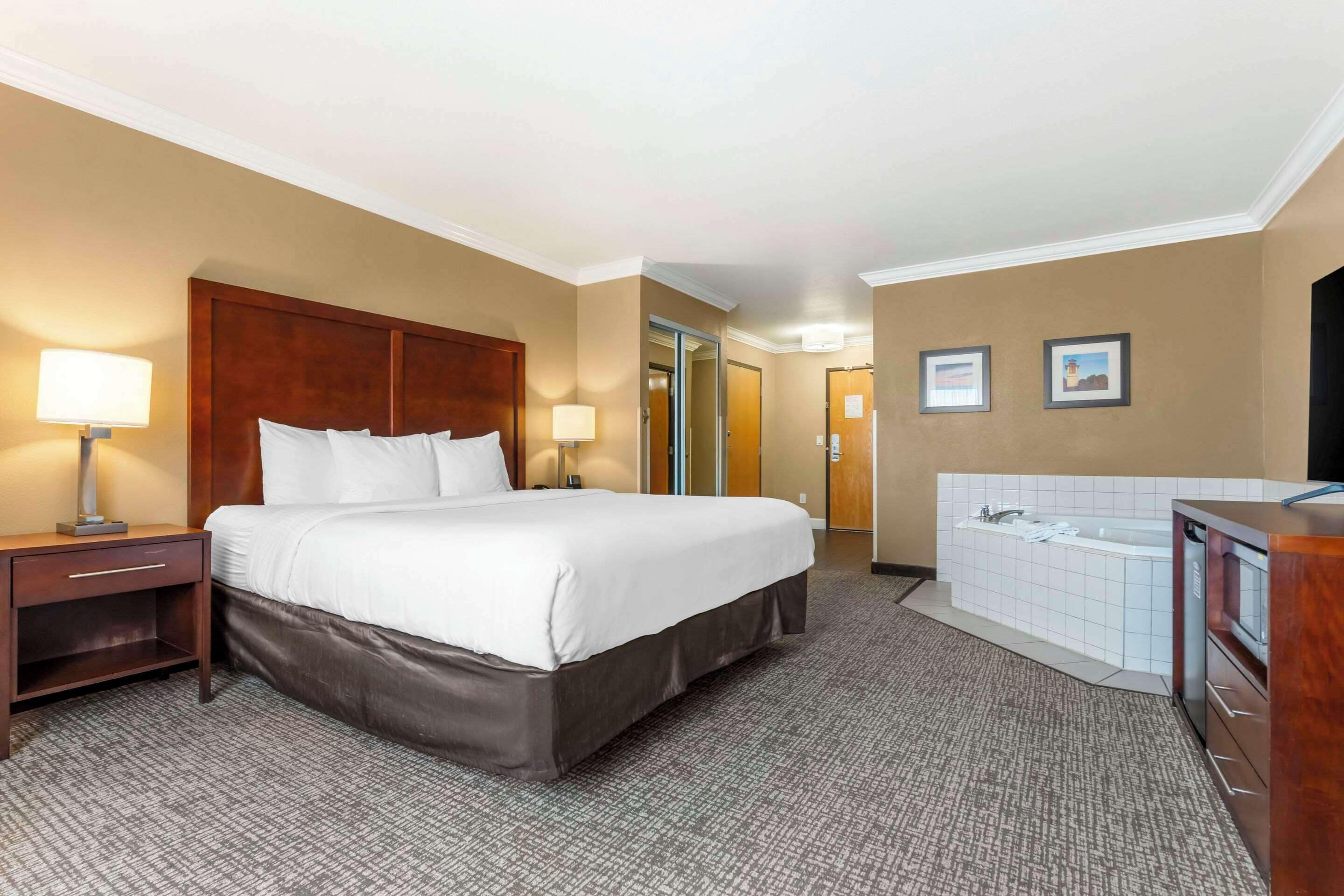 Desk, iron/ironing board, rollaway beds, free WiFi