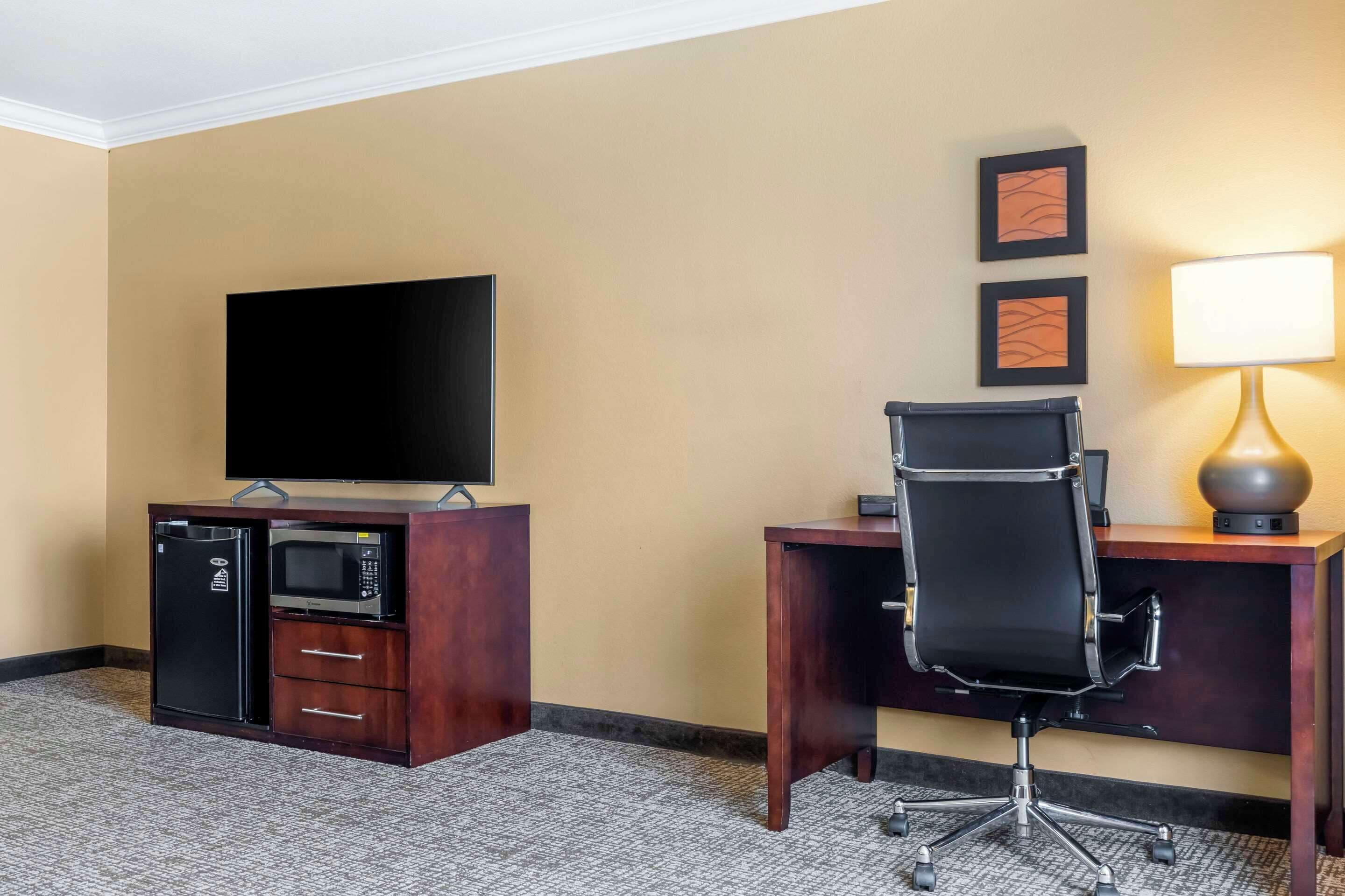 standard room, 1 king bed, non smoking | desk, iron/ironing board, rollaway beds, wifi