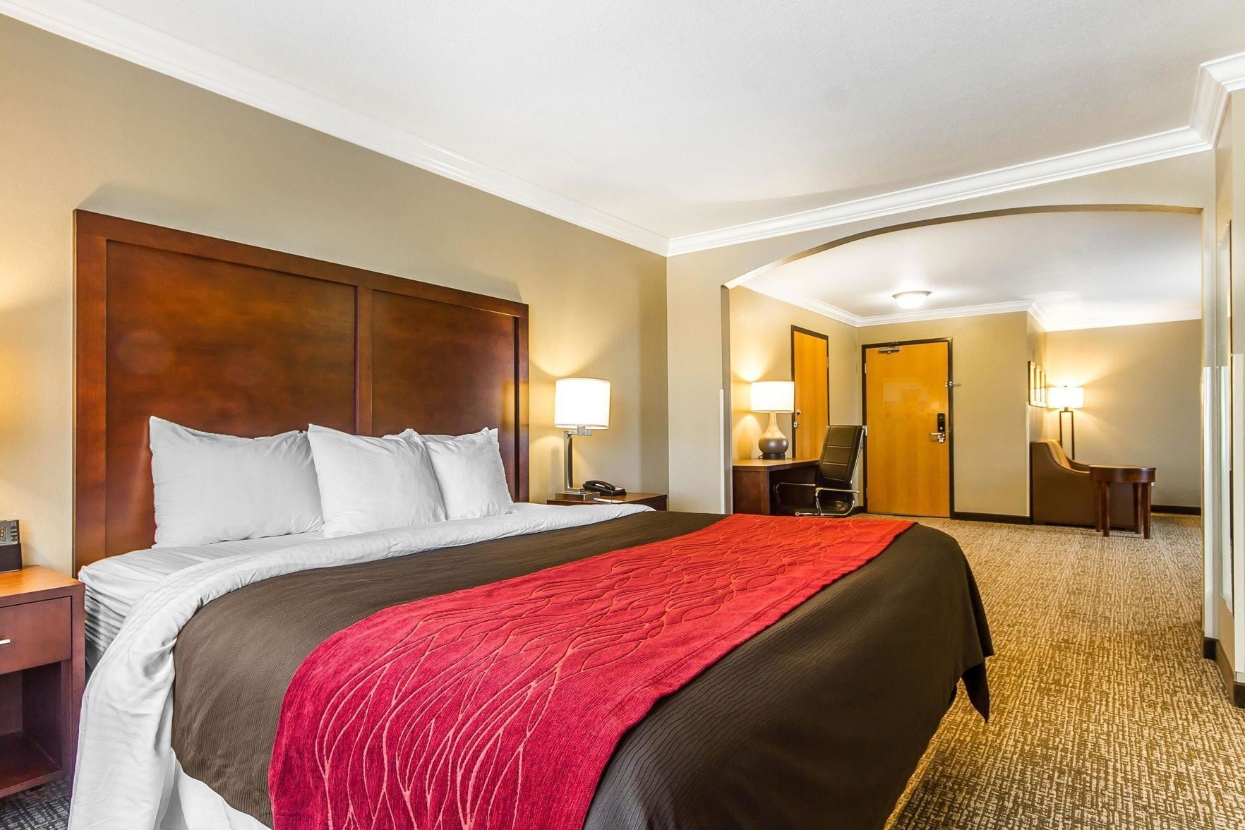 Desk, iron/ironing board, rollaway beds, free WiFi