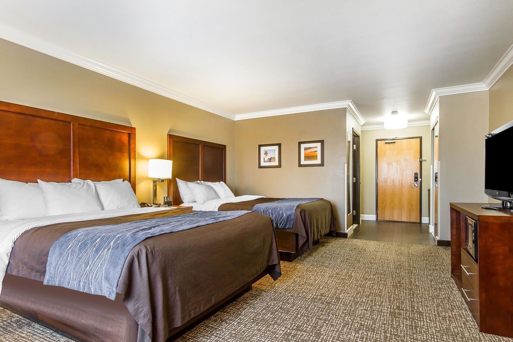 Desk, iron/ironing board, rollaway beds, free WiFi