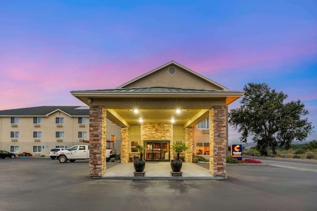 Exterior. Comfort Inn & Suites Redwood Country