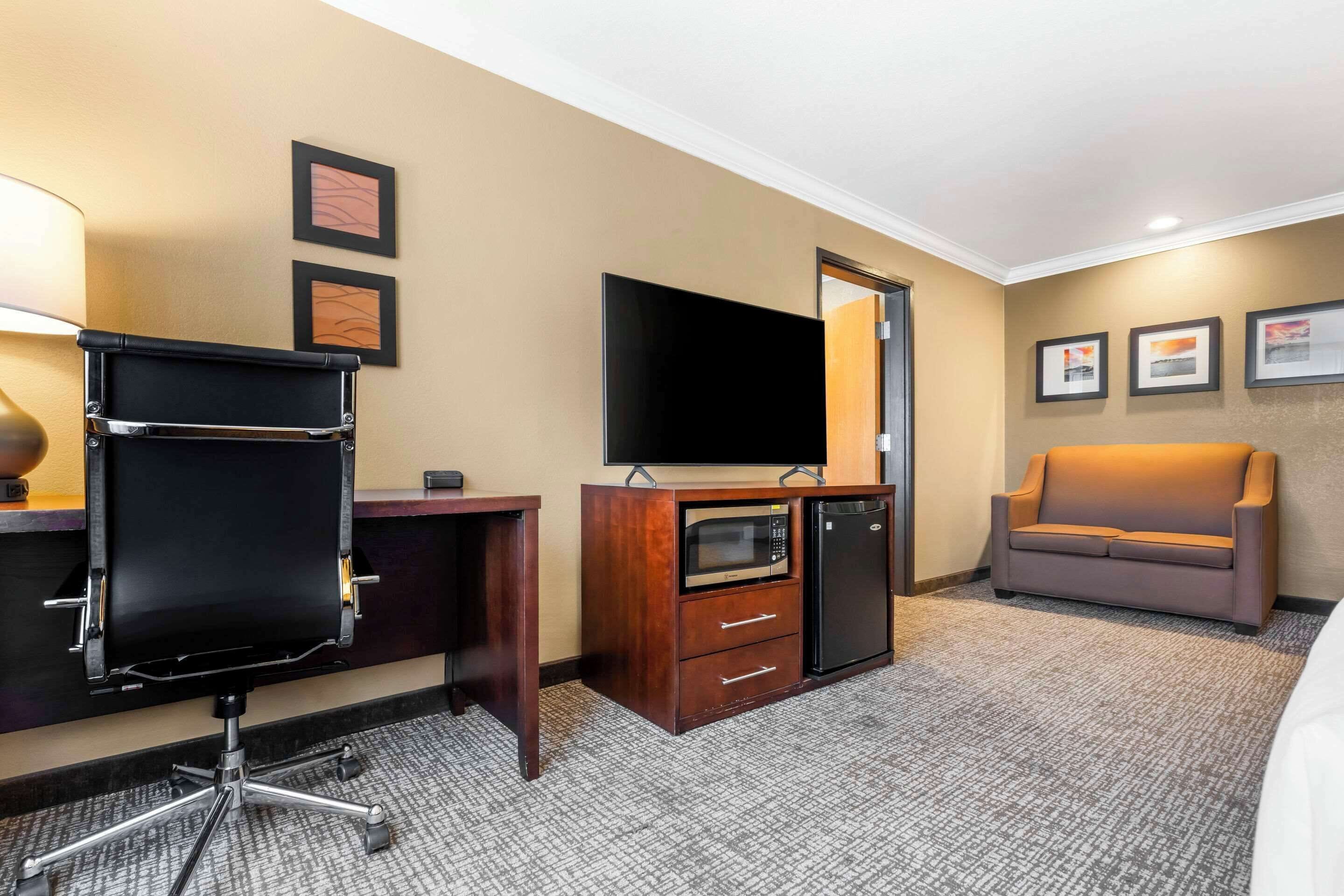 desk, iron/ironing board, rollaway beds, wifi