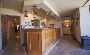 Interior entrance - La Jolla Inn (La Jolla)