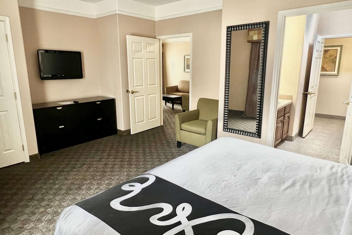 Suite, 1 cama King size, para no fumadores | Ropa de cama de alta calidad, escritorio y cortinas blackout