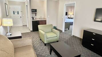 Suite, 1 King Bed, Non Smoking | Premium bedding, desk, blackout curtains, soundproofing