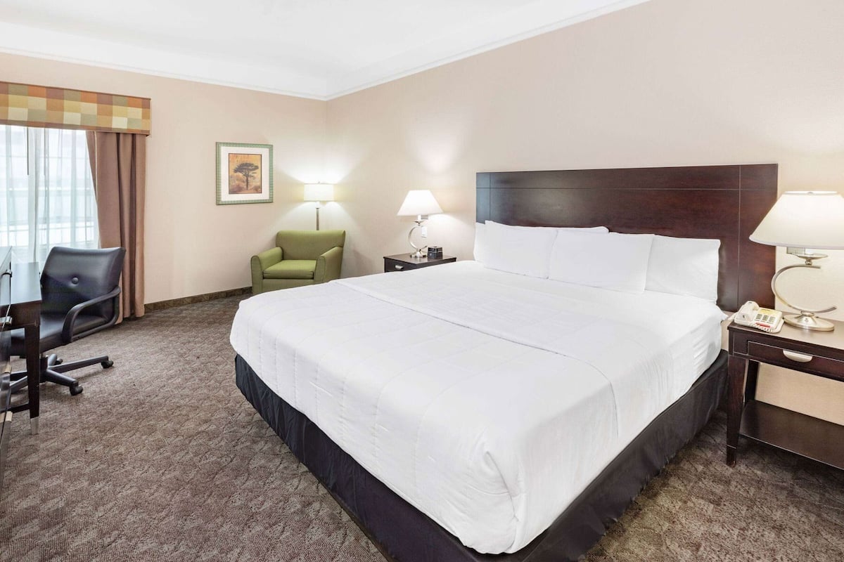 Premium bedding, desk, blackout drapes, soundproofing