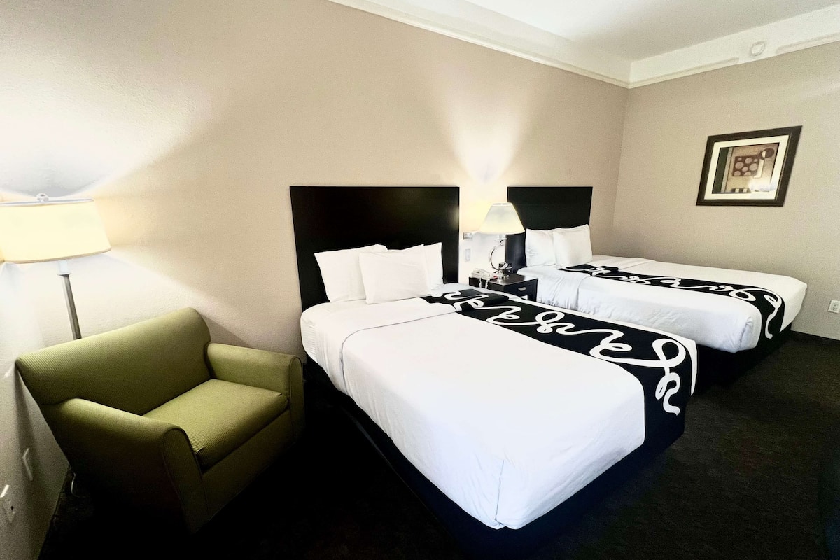 Ropa de cama de alta calidad, escritorio y cortinas blackout