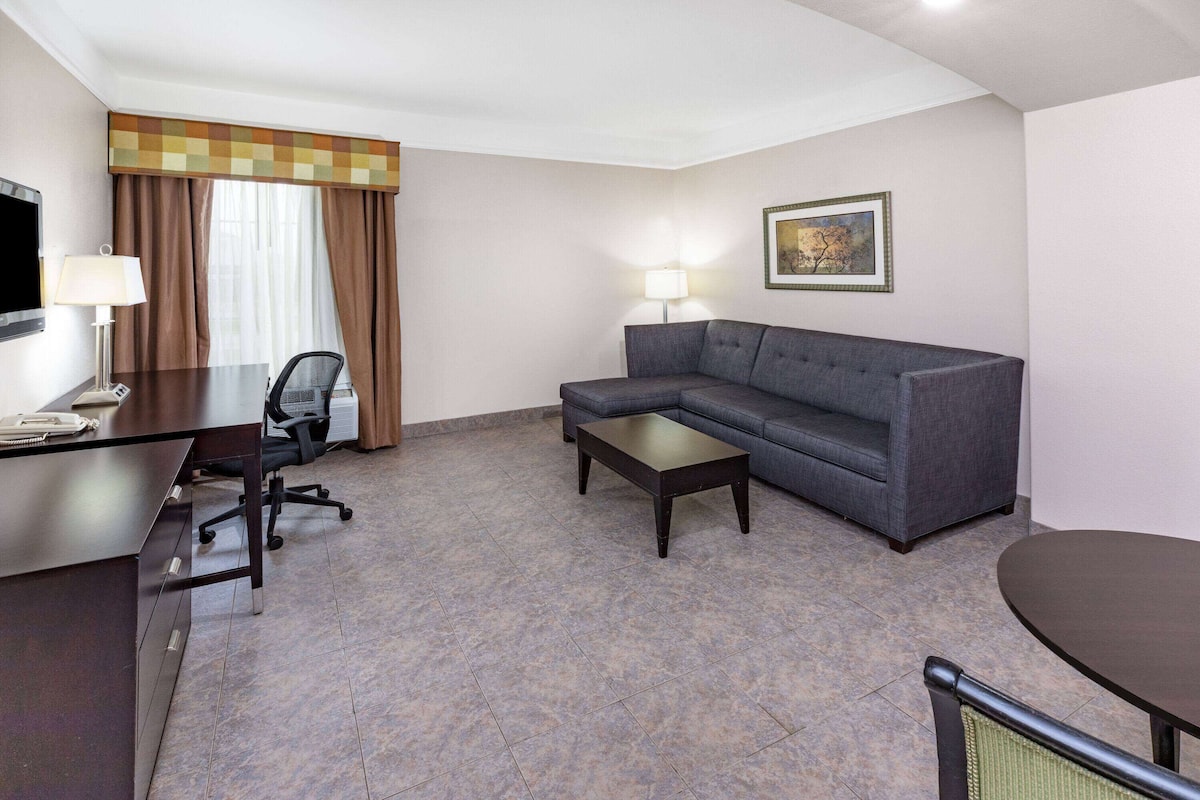 Habitación empresarial, 2 camas Queen size, para no fumadores | Ropa de cama de alta calidad, escritorio y cortinas blackout