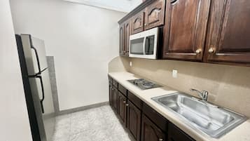 Habitación Business, 2 camas de matrimonio, no fumadores | Cocina privada | Frigorífico pequeño, microondas y cafetera o tetera