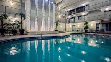 Indoor pool, sun loungers