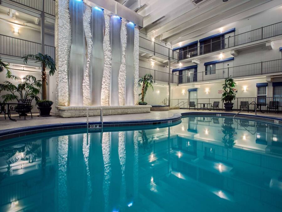 Innendørsbasseng og solsenger