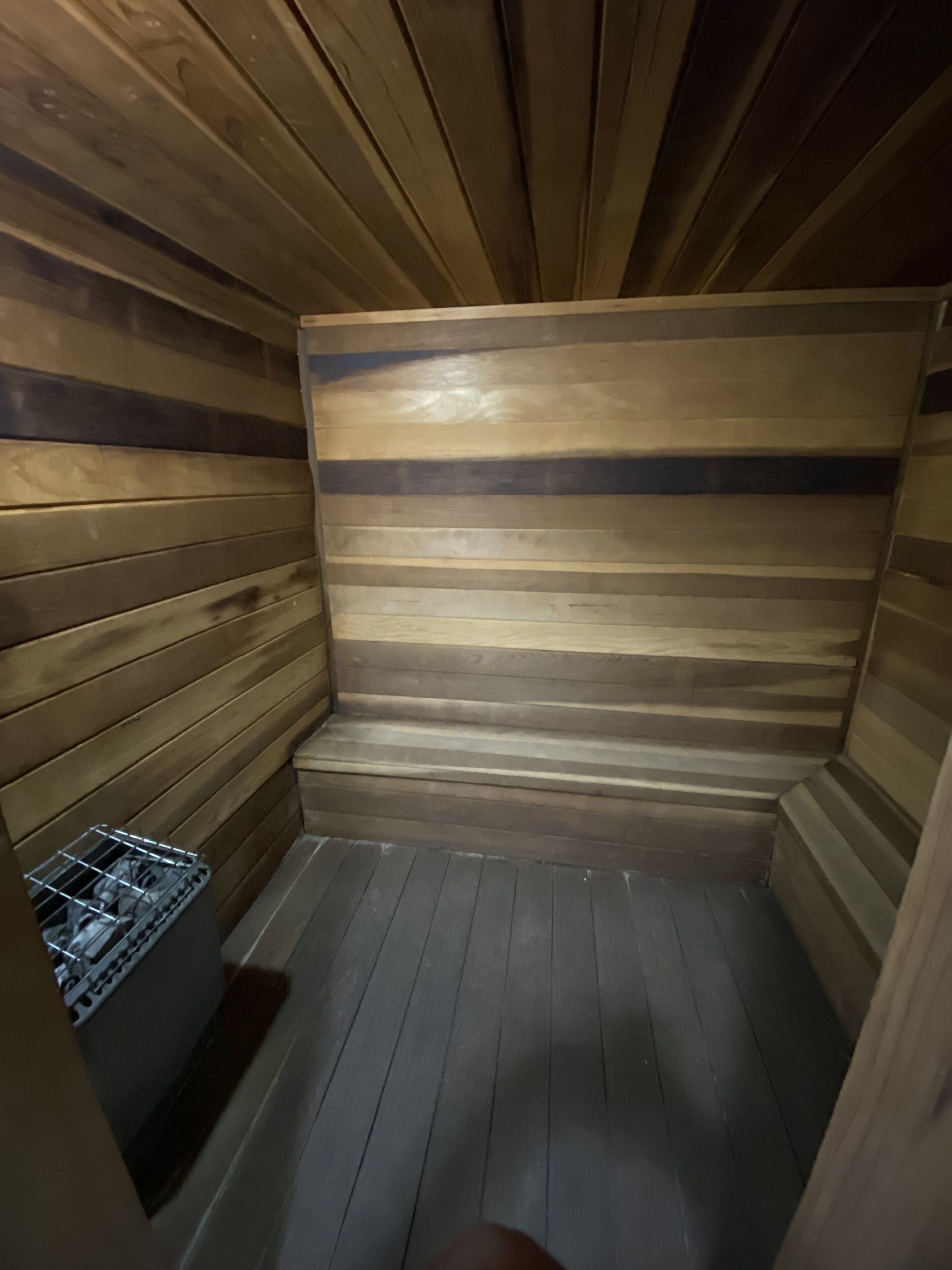 Eine Sauna mit Holzwänden und einer Bank.
