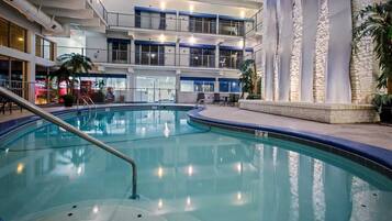 Alberca techada y camastros