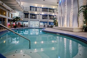 Alberca techada y camastros 