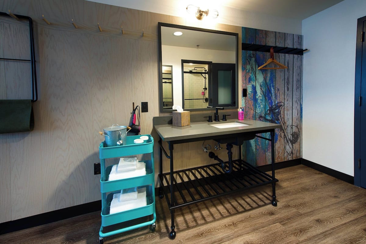 Iron/ironing board, free WiFi, bed sheets