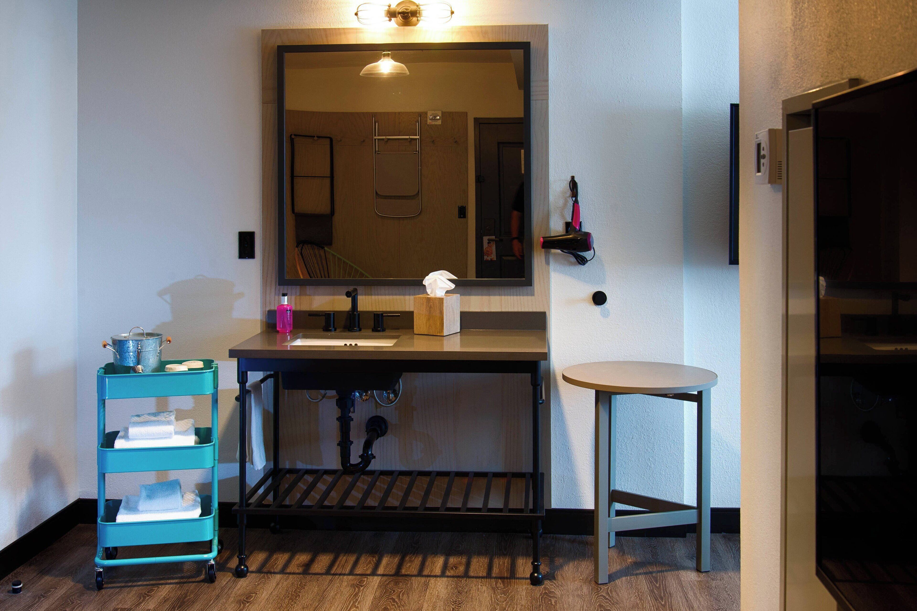 room, 1 queen bed, non smoking | iron/ironing board, free wifi, bed sheets