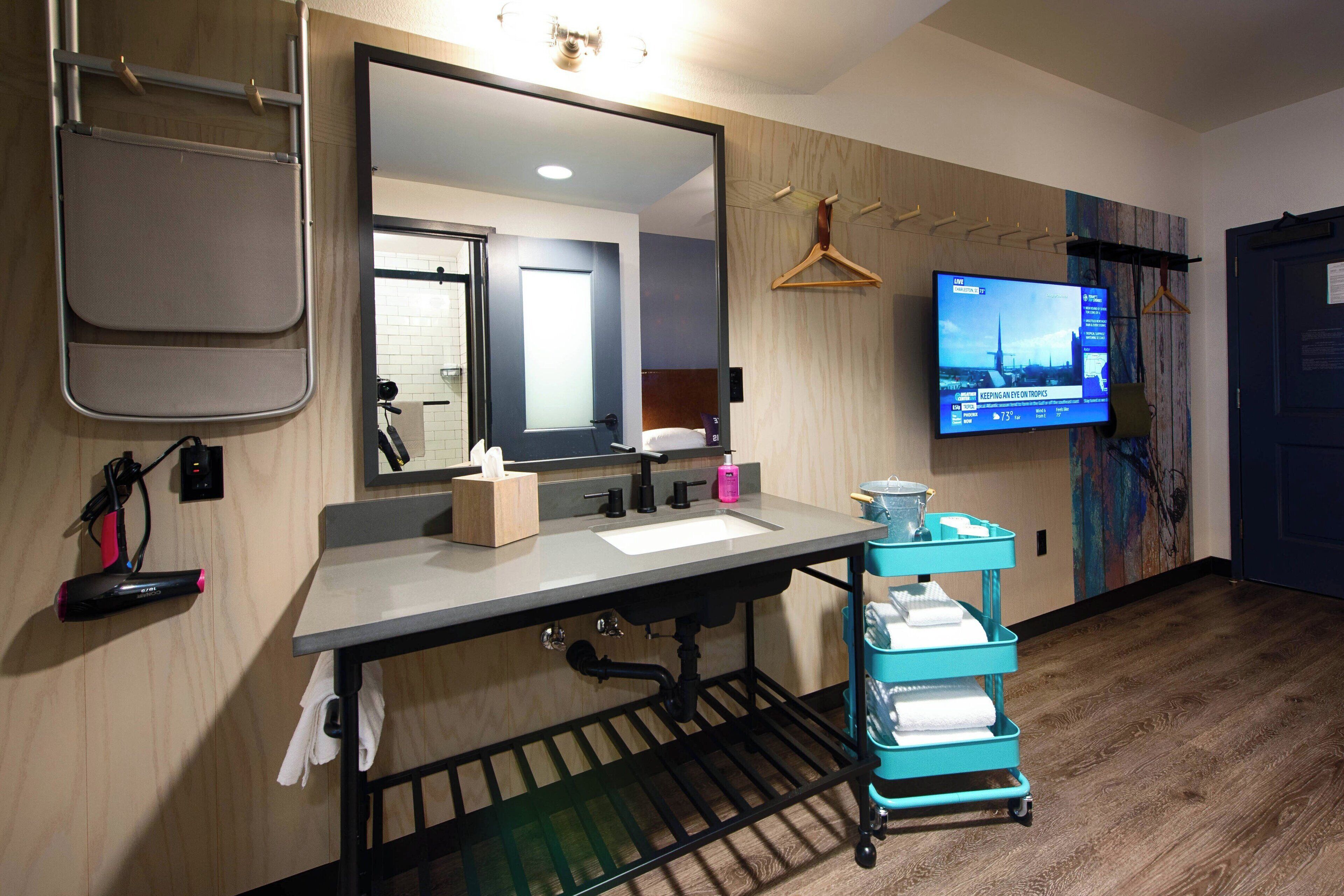 room, 1 queen bed, non smoking | iron/ironing board, free wifi, bed sheets