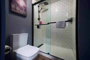 Amenidades de baño de diseñador, secadora de cabello, toallas