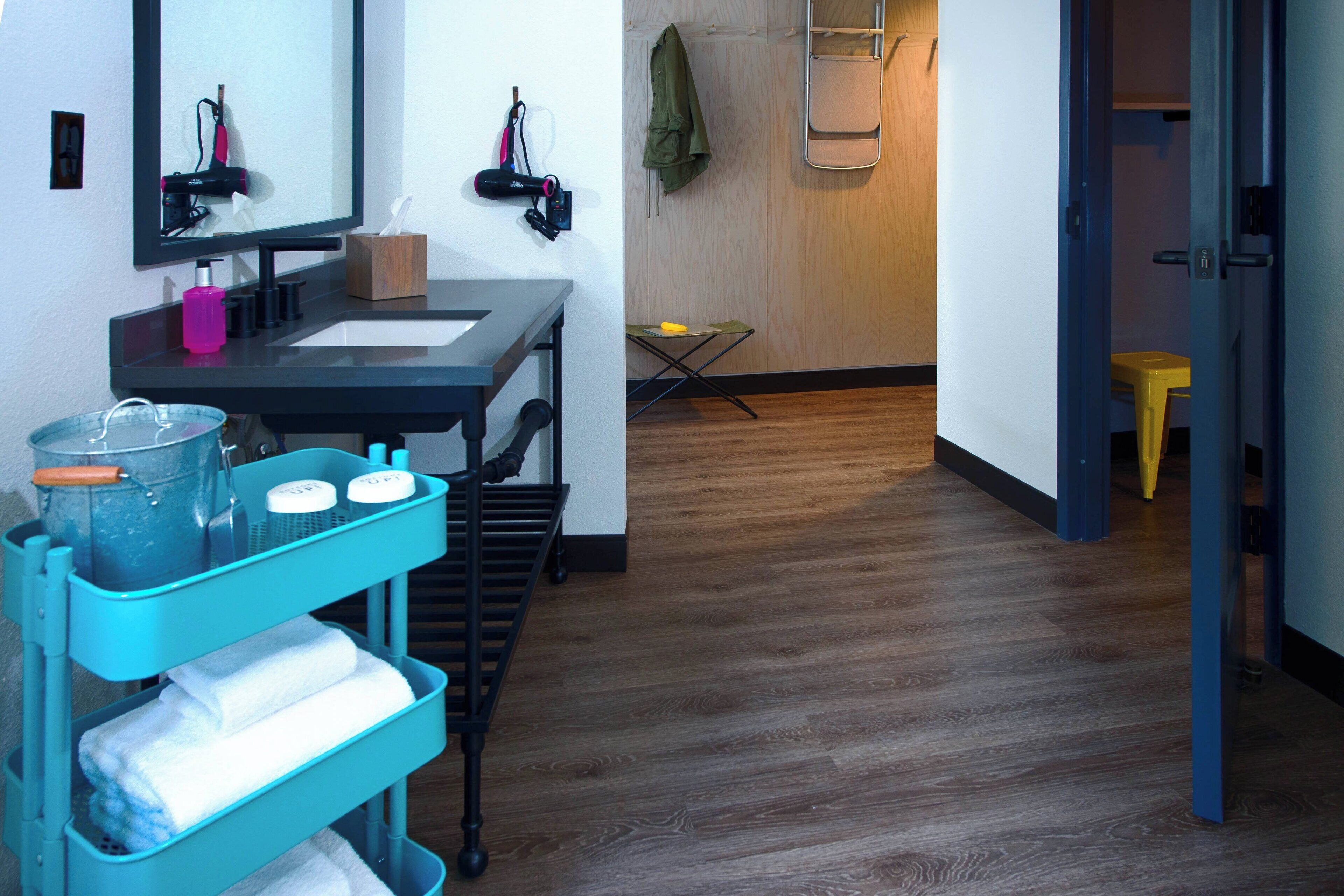 room, 1 king bed, non smoking | iron/ironing board, free wifi, bed sheets