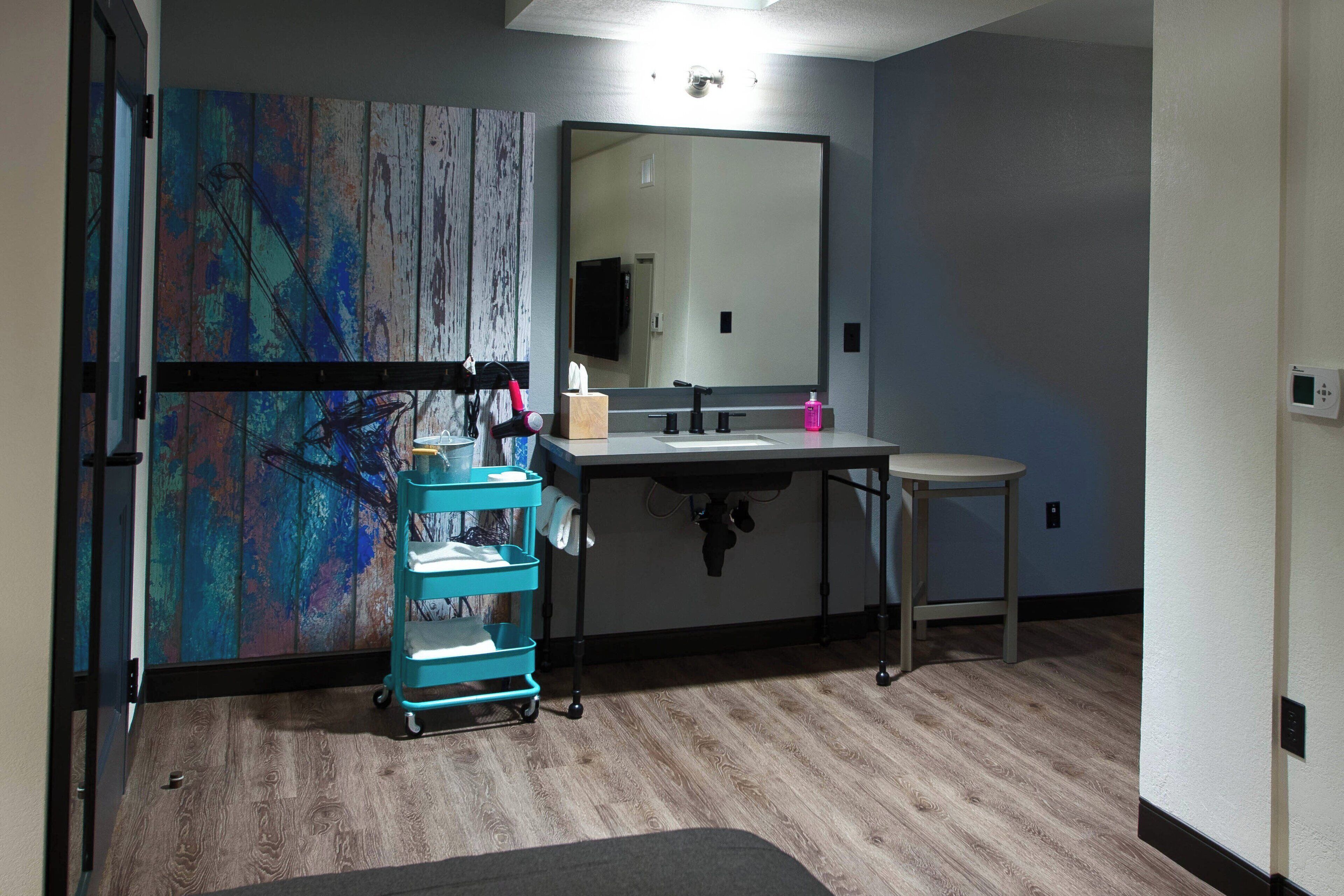 suite, 1 bedroom, non smoking | iron/ironing board, free wifi, bed sheets