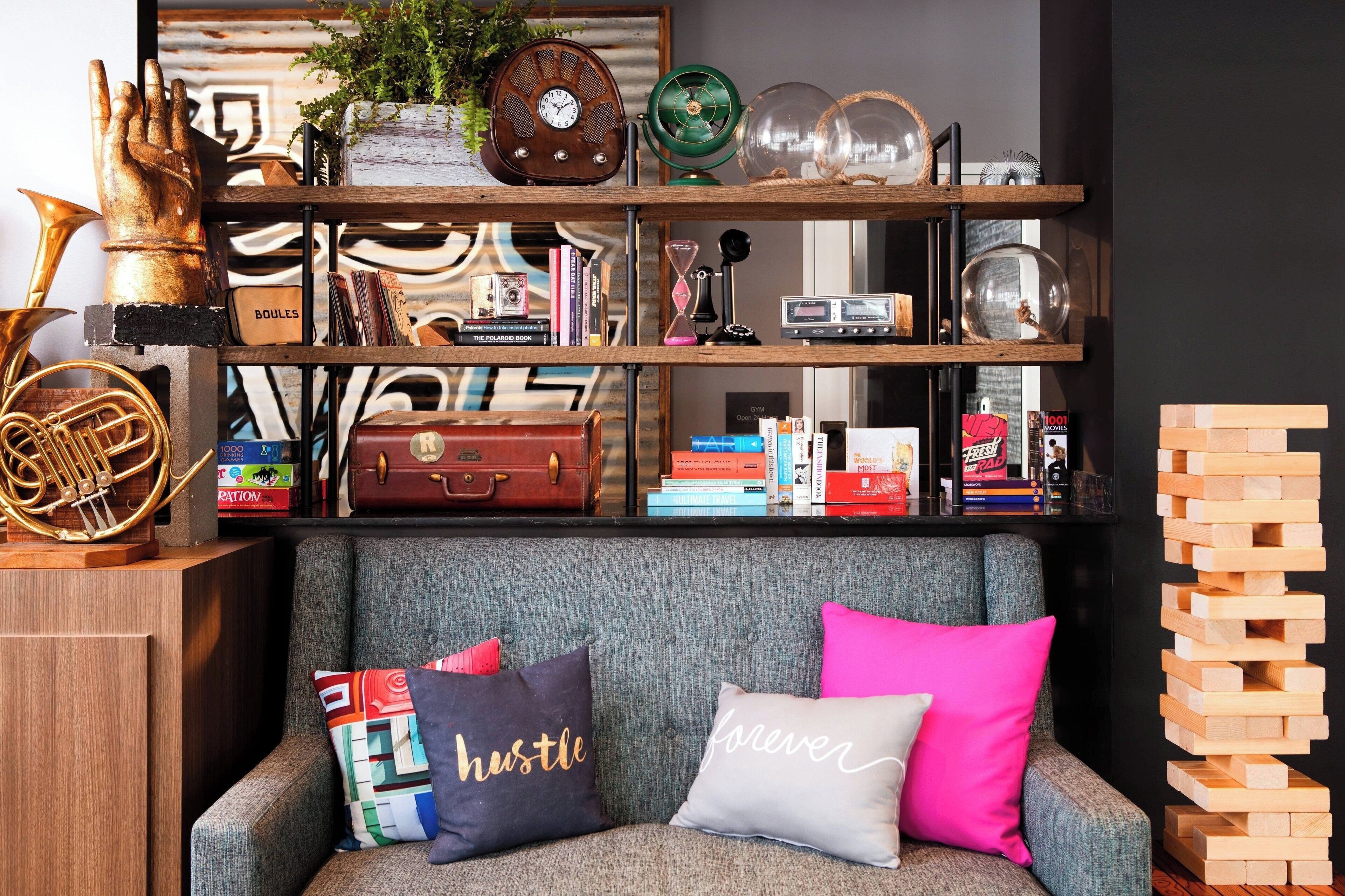 smart tv, netflix, mp3 dock