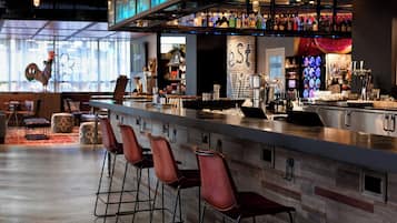 Melayani sarapan, makan siang, dan makan malam