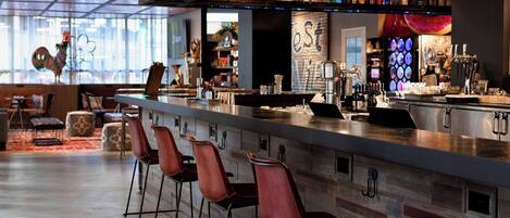 Serves breakfast, lunch and dinner