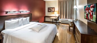 Red Roof Inn PLUS+ Long Island - Garden City